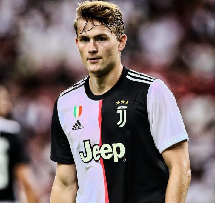 Juventus tak berniat menjual Matthijs De Ligt, Adrien Rabiot, dan Federico Bernardeschi. Ketiganya masuk rencana jangka panjang Bianconeri.