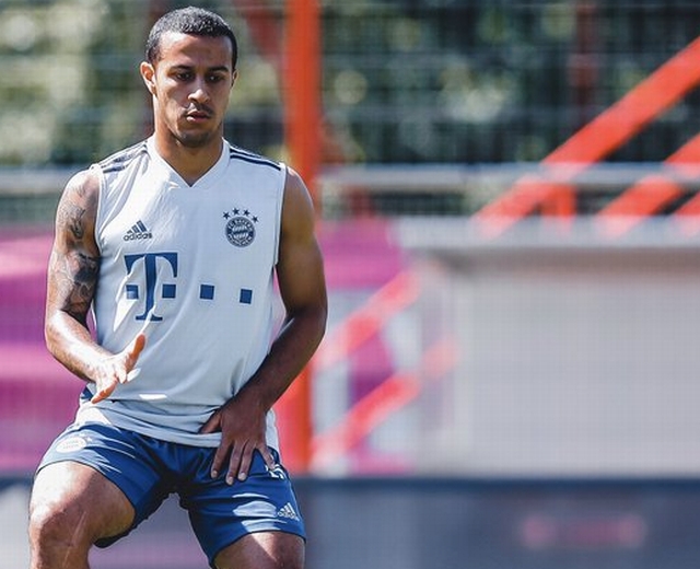 MU dan Liverpool Dituding Memeras Bayern Terkait Transfer Thiago